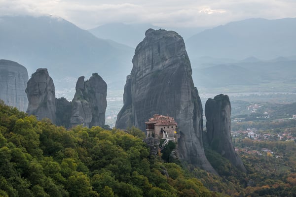 Klöster und Nagelfluh, auf engstem Raum stehen die imposanten Türme der Meteora 