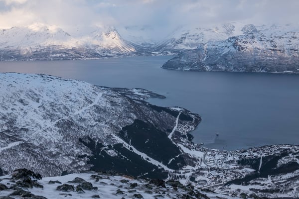 Tief unter uns liegt Lyngseidet, ein kleines Dorf mit leider sehr wenig Infrastruktur. Das einzige Restaurant befindet sich im Supermarkt, nicht gerade der berauschende Ort für einen Einkehr nach der Tour