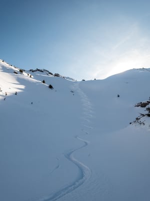 Vorsichtig taste ich mich an die steilste Stelle heran, immerhin ist Gefahrenstufe 3 ab dieser Höhe vorausgesagt, dann lasse ich es ziehen, ein Traum