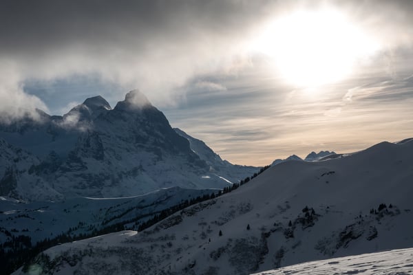 Schon 20 Minuten unter dem Gipfel öffnet sich das Panorama zur Grossen Scheidegg, darüber Mönch und Eiger, unter der Sonne das Gspaltenhorn und die Blüemlisalp