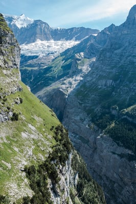 Gross Fiescherhorn und Walcherhorn, fast 3000 Meter tiefer unten die Gletscherschlucht von Grindelwald