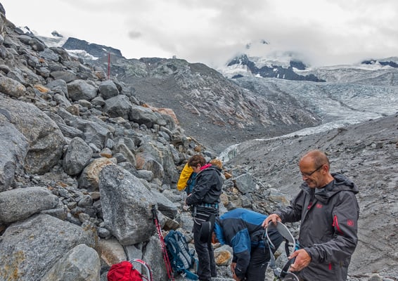 Szenenwechsel; endlich wieder mal Gletscher. Mit Wädi`s Gruppe steigen wir zur Monte Rosa Hütte hoch