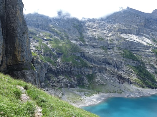 Links die Wegspuren der Fründschnuer und auch der Einstieg zum Plan B (Kletterroute von Bergführerkollege Peter von Känel)