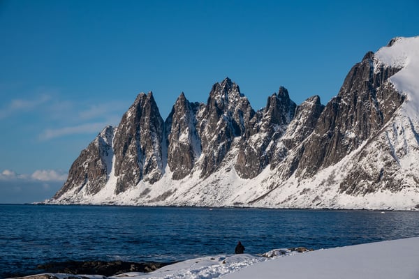 Die steinernen Wahrzeichen von Senja, die Gipfel Namens Oksen, Staven und Ramnen