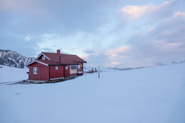 Die Skihytta liegt wunderschön am Rand einer kleinen Hochebene