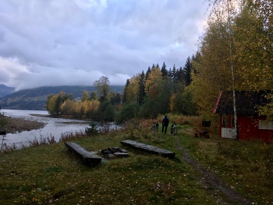 Åstogo ligger rett der elven renner ut i Tinnsjøen