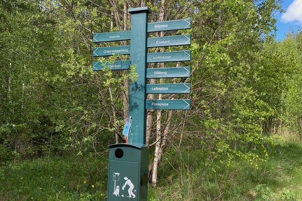 an dieser Stelle geht es über eine Brücke zum Campingplatz und die Hütte steht ein paar Meter weiter am Bachufer