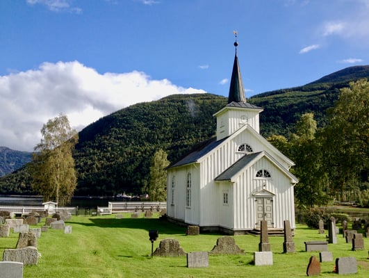 #kvitekyrkjer Mæl kirke sommer