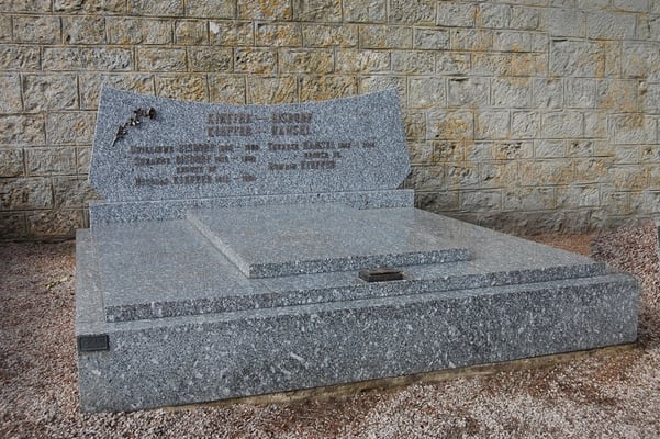 Le même monument funéraire avec une nouvelle stèle