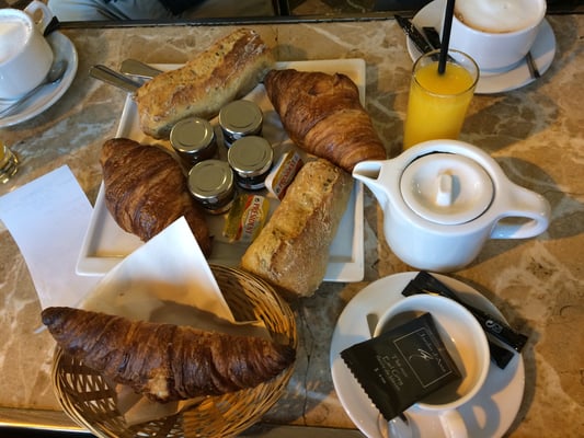 フランス現地発　日本語ガイド　美しい村　オーベルジュ　シャンブルドット 宿泊