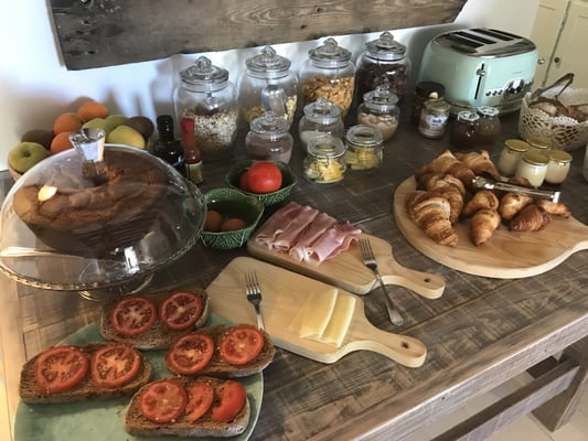 フランス　シャンブルドット  朝食風景
