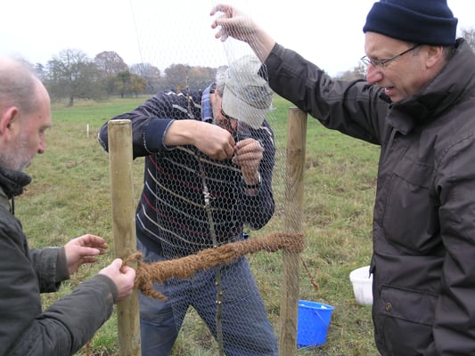 Klaus Spieler schließt die Drahthose, indem er freistehende Drahtenden als Klammer nutzt.