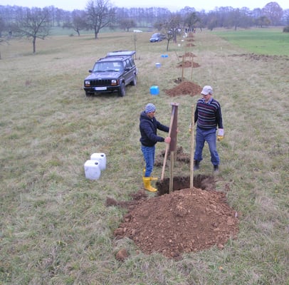 Morteza Nazari treibt mit einer Ramme den Pfahl in den Boden.
