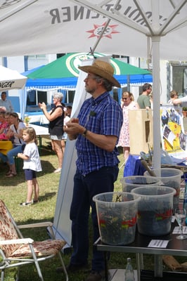 Klaus Spieler erklärt gerne, wie Kompost durch Zugabe von Holzkohle zu terra preta aufgewertet werden kann.