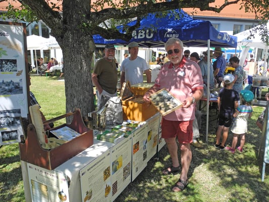Imker Reinhold Witzel informiert über Bienen und ihre wichtige Funktion in der Natur.