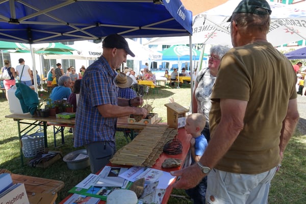 Matthias Möbs bastelt mit einem jungen Besucher.