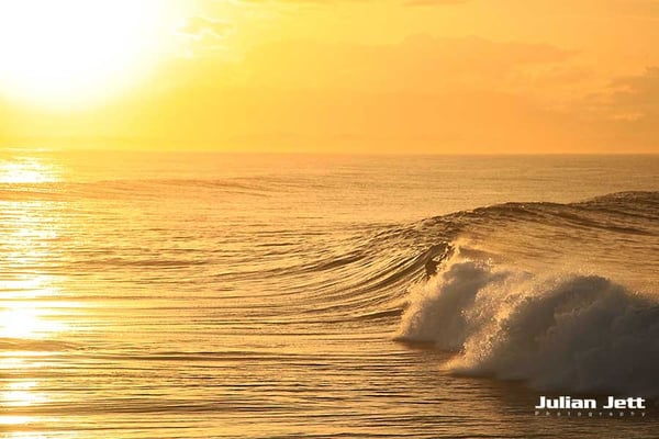 Byron Bay The Pass Surfing L-075