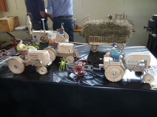 Traktoren aus Holz