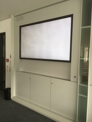 Medienwand mit Höhenverstellbarer Touchscreen Monitor 