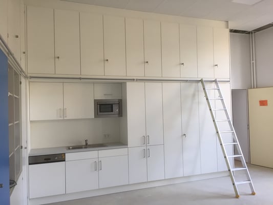 Frontansicht mit Anlege Leiter für Hochschränke 