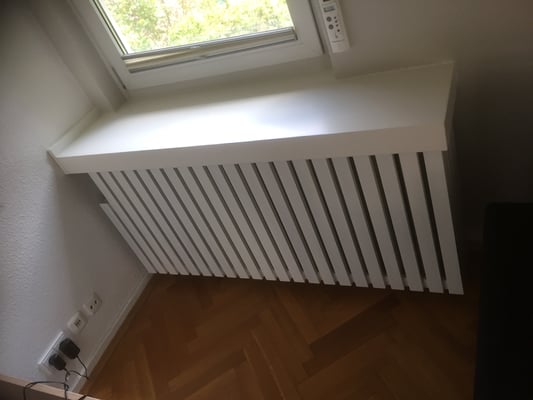 Verkleidung aus MDF mit Fensterbank in Weislack 