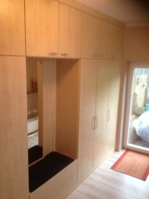 Einbauschrank rechte seite mit Polstersitzfläche und Staufach-Klappe