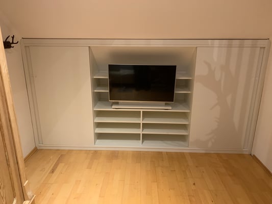 Innenliegender Monitor mit Fachböden 