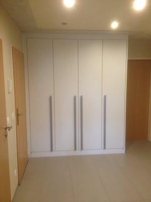 Frontansicht mit Glasperledelstahl Griffe 