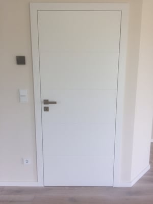 Falzlose Zimmertür mit verdeckten Türbändern 