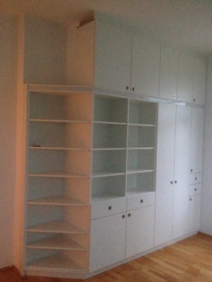 Zwischen ober Unterschrank Plexiglas und LED Lampen 