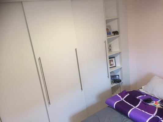 Schiebetürenschrank mit Offenem Regal 