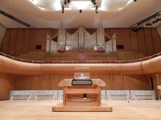 Kommplettansicht der Konzertorgel mit Spieltisch 