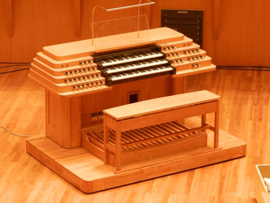 Spieltisch mit Rollpodest und Orgelbank 