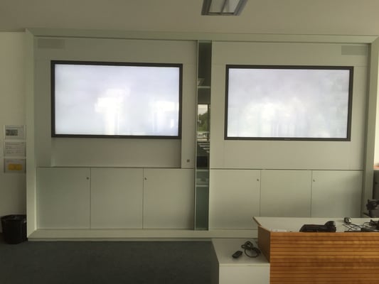 Ansicht Medienwand mit Kamera mitte.