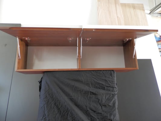 Hängeschrank Esche Massiv auf Gehrung gebeizt Klarlackiert 