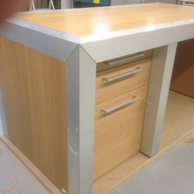 Ansicht in Werkstatt, Ecke Alles auf Gehrung Schichtstoff Edelstahllook 