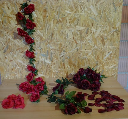 3 Girlanden ca. 175 cm - 17 Rosenköpfe - 10 Sträusse mit je 9 Rosen - 2 langstielige und vier Rosen mit drei Köpfen Fr. 50.-