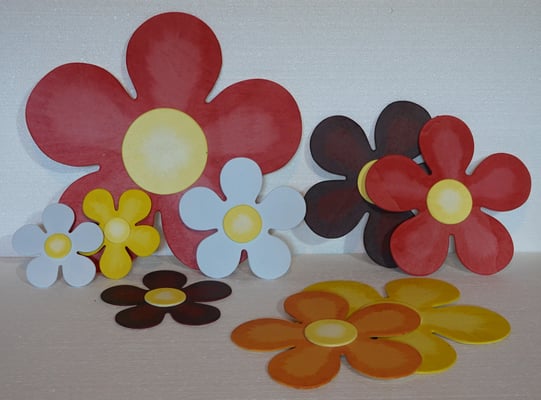 Holzblumen von Hand gesägt und bemalt. 5 x ca. 43 cm - 5 x ca. 30 cm - 10 x ca. 27 cm - 15 x ca. 20 cm - 10 x ca. 15 cm Fr. 50.-