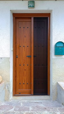 Puerta de entrada rústica de aluminio en Navarra