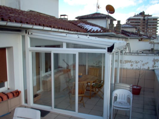 CERRAMIENTO DE TECHO MÓVIL CON PUERTAS CORREDERAS DE LA SERIE 700 RN COLOR BLANCO EN PAMPLONA (CALLE ITURRAMA)-2