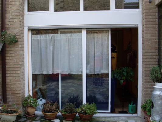 PUERTA OBSCILOPARALELA DE LA SERIE 4040 DE ALUMARTE EN COLOR BLANCO