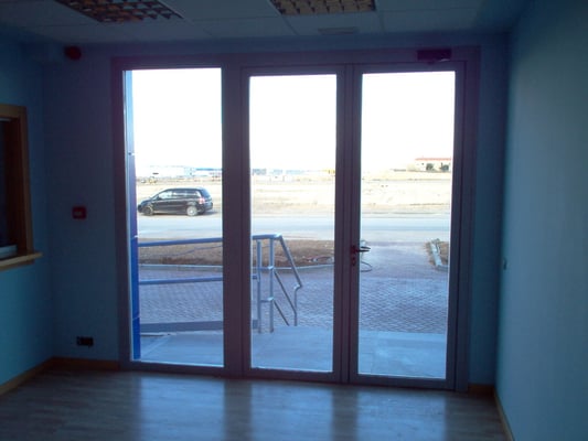 Puerta de entrada con cerradura y rotura de puente térmico