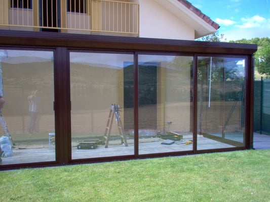 CERRAMIENTO DE TECHO MÓVIL CON PUERTAS CORREDERAS DE LA SERIE 700 RN COLOR MARRÓN RAL 8017 EN GORRAIZ (NAVARRA)-2