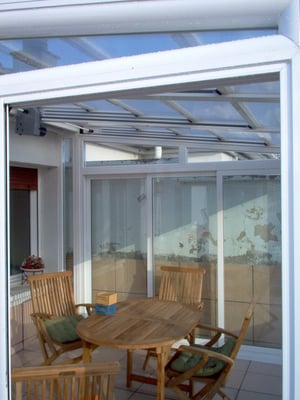 CERRAMIENTO DE TECHO MÓVIL CON PUERTAS CORREDERAS DE LA SERIE 700 RN COLOR BLANCO EN PAMPLONA (CALLE ITURRAMA)-3