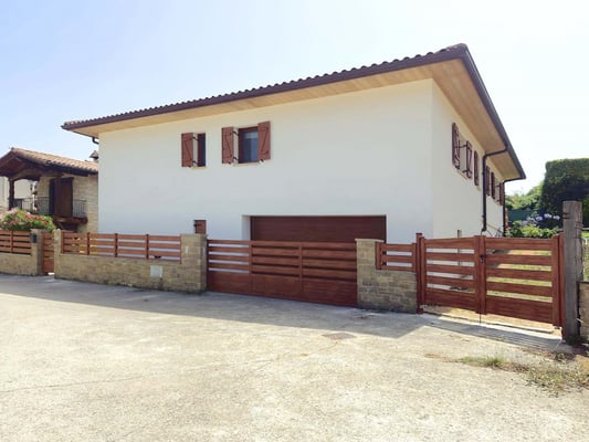 Portón de aluminio corredero en Artaza, Navarra
