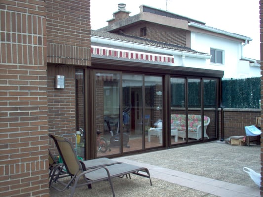 CERRAMIENTO DE TECHO MÓVIL CON PUERTAS CORREDERAS DE LA SERIE 700 EN COLOR ANODIZADO BRONCE EN PAMPLONA (AVDA PÍO XII)-2