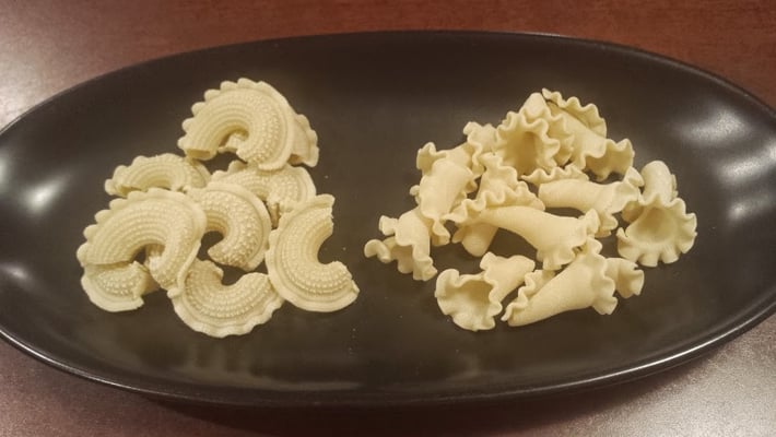 左は鶏のとさか　右は釣鐘を模したパスタ