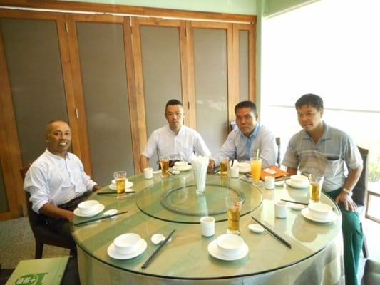 ヤンゴン市近郊にて市議、高校教師と行った懇談＆昼食会の様子