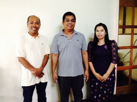 日本ミャンマー支援機構の社長TUN AUNG KHIN（左）と、GOLDEN SQUARE社の社員