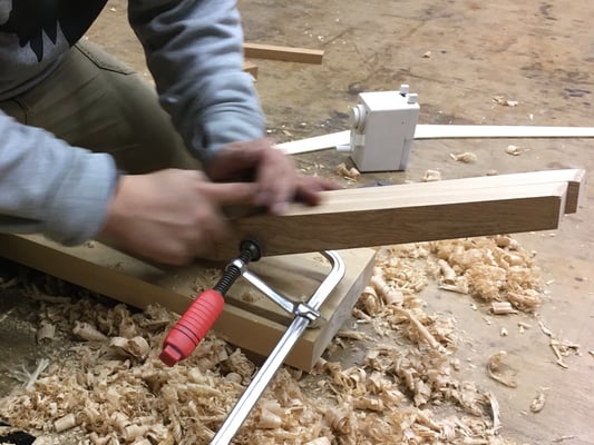 後ろ脚の鉋がけ